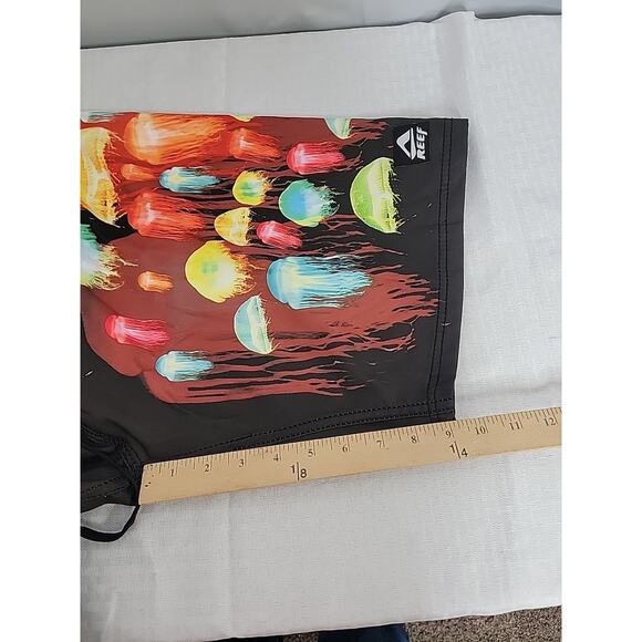 Reef Mens Board Shorts Jelly Fish Comfort Black Size 32 EUC Pocket - Picture 7 of 7